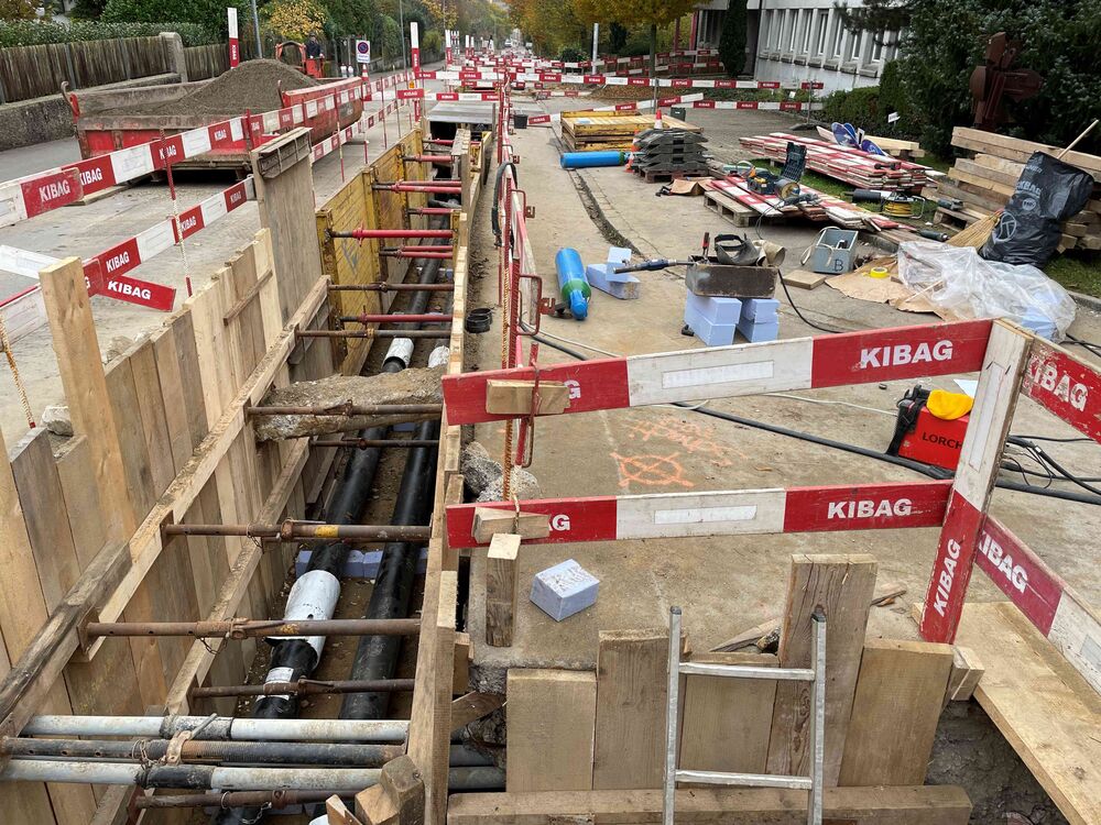 Bauarbeiten für Fernwärmenetz-Ausbau. Anwohner haben zahllose Fragen, zum Beispiel: «Geht das Ausbautempo nicht etwas schneller?» (Foto: Peter Warthmann)